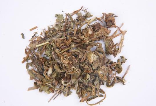 長(zhǎng)期睡前玩手機(jī)的人,面部若有3癥狀,可能是肝在“吐槽”